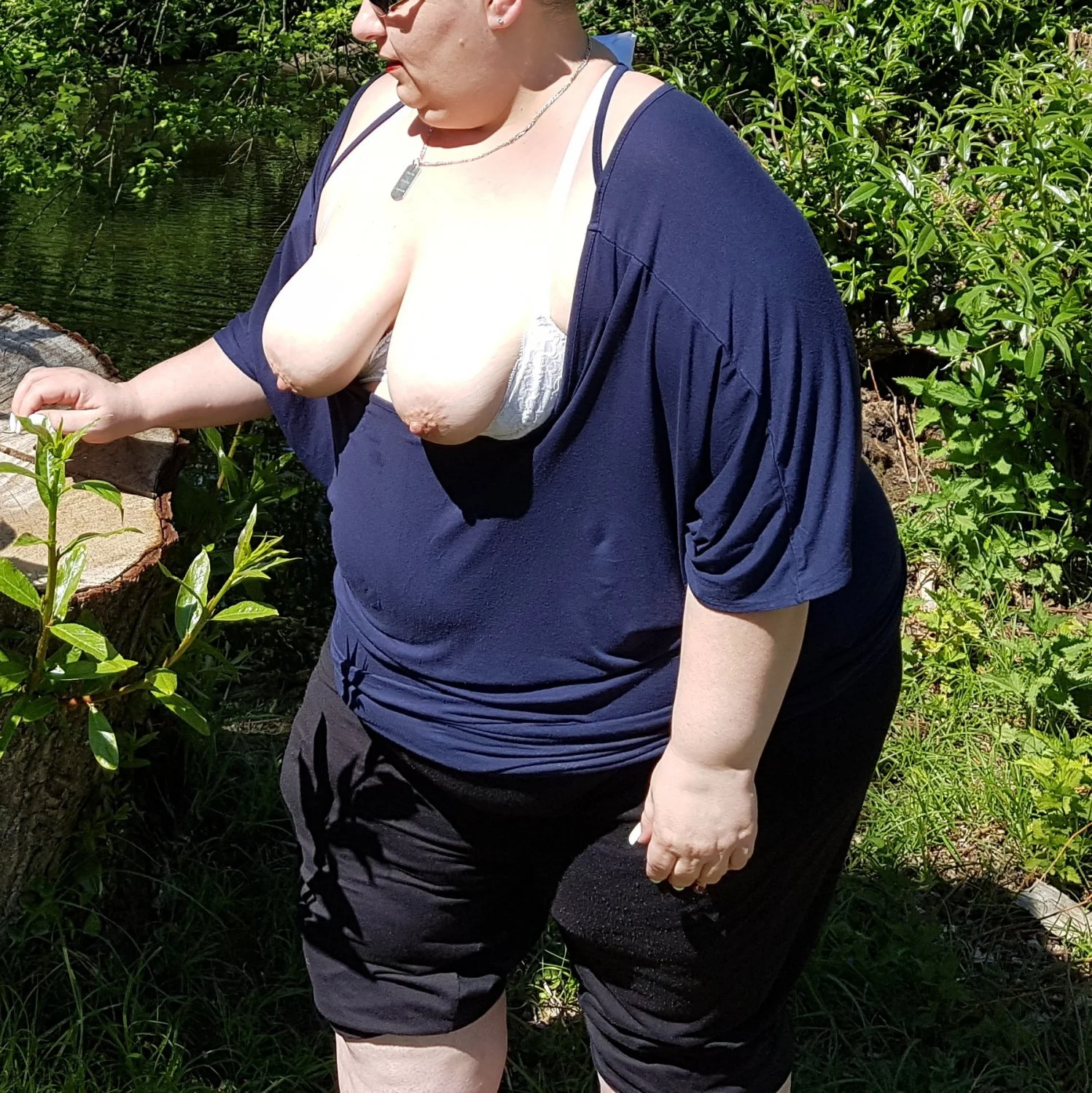 Schamlose deutsche SSBBW Fettsau flasht im Park image 4