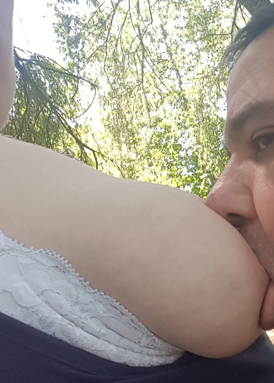 Schamlose deutsche SSBBW Fettsau flasht im Park image 43