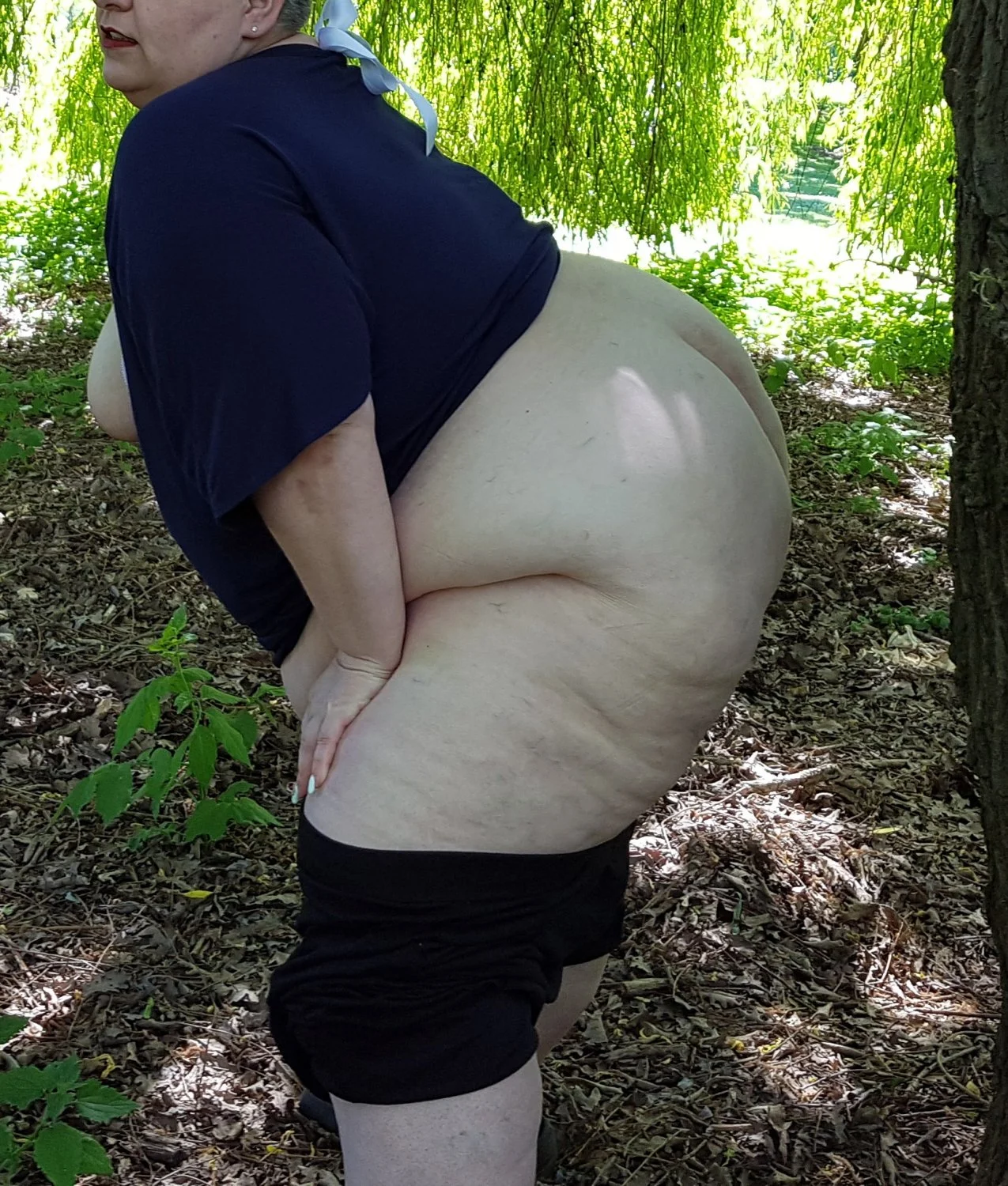 Schamlose deutsche SSBBW Fettsau flasht im Park image 47