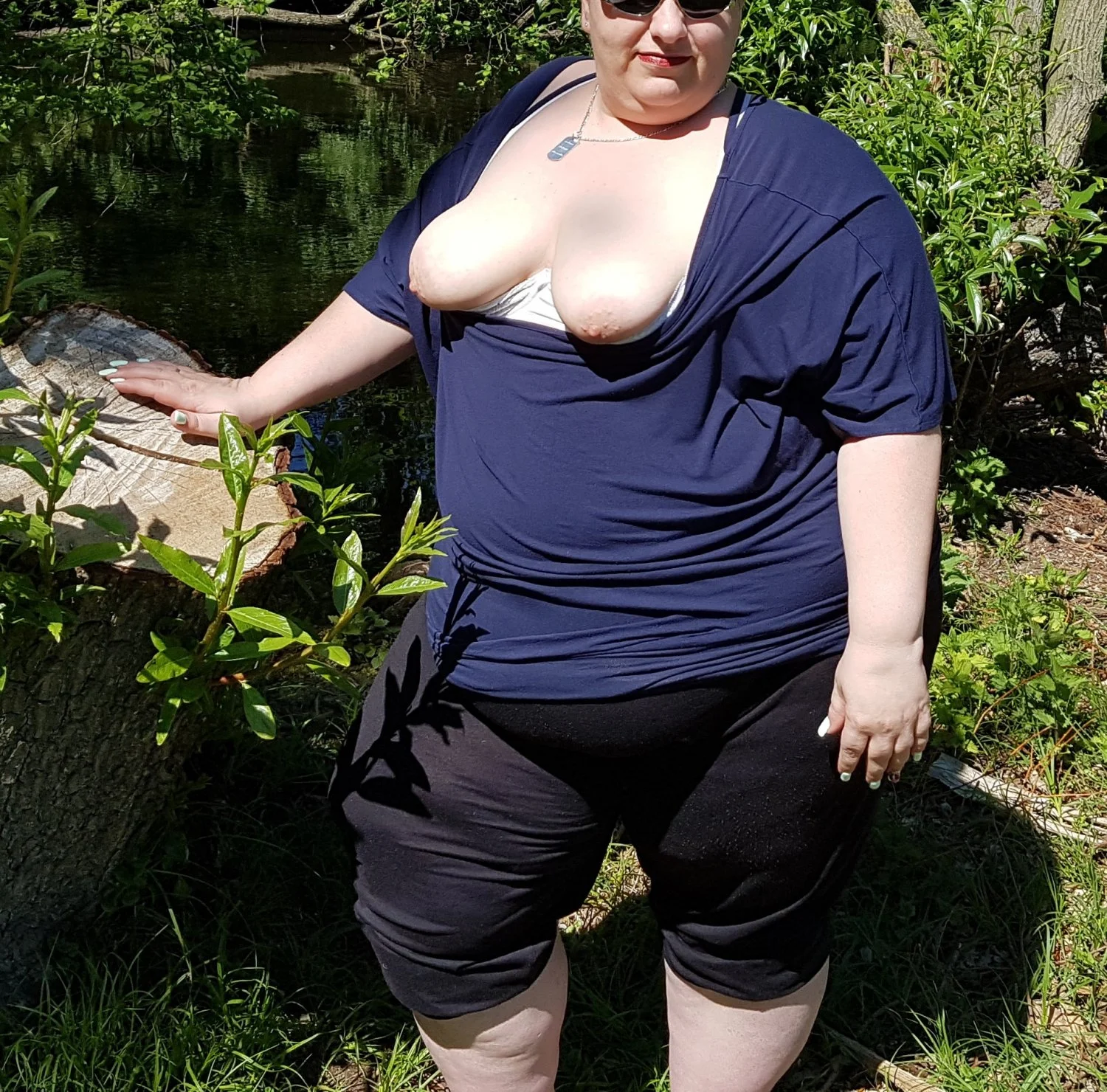 Schamlose deutsche SSBBW Fettsau flasht im Park image 5