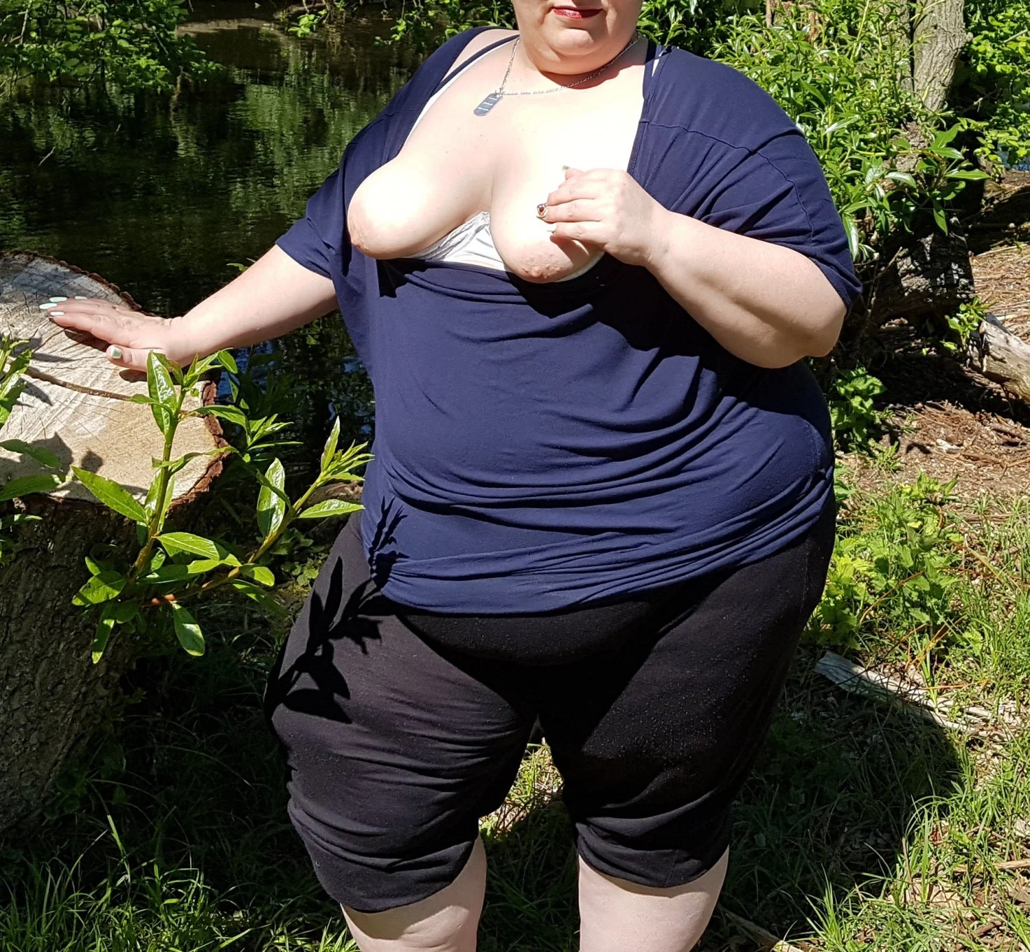 Schamlose deutsche SSBBW Fettsau flasht im Park image 6