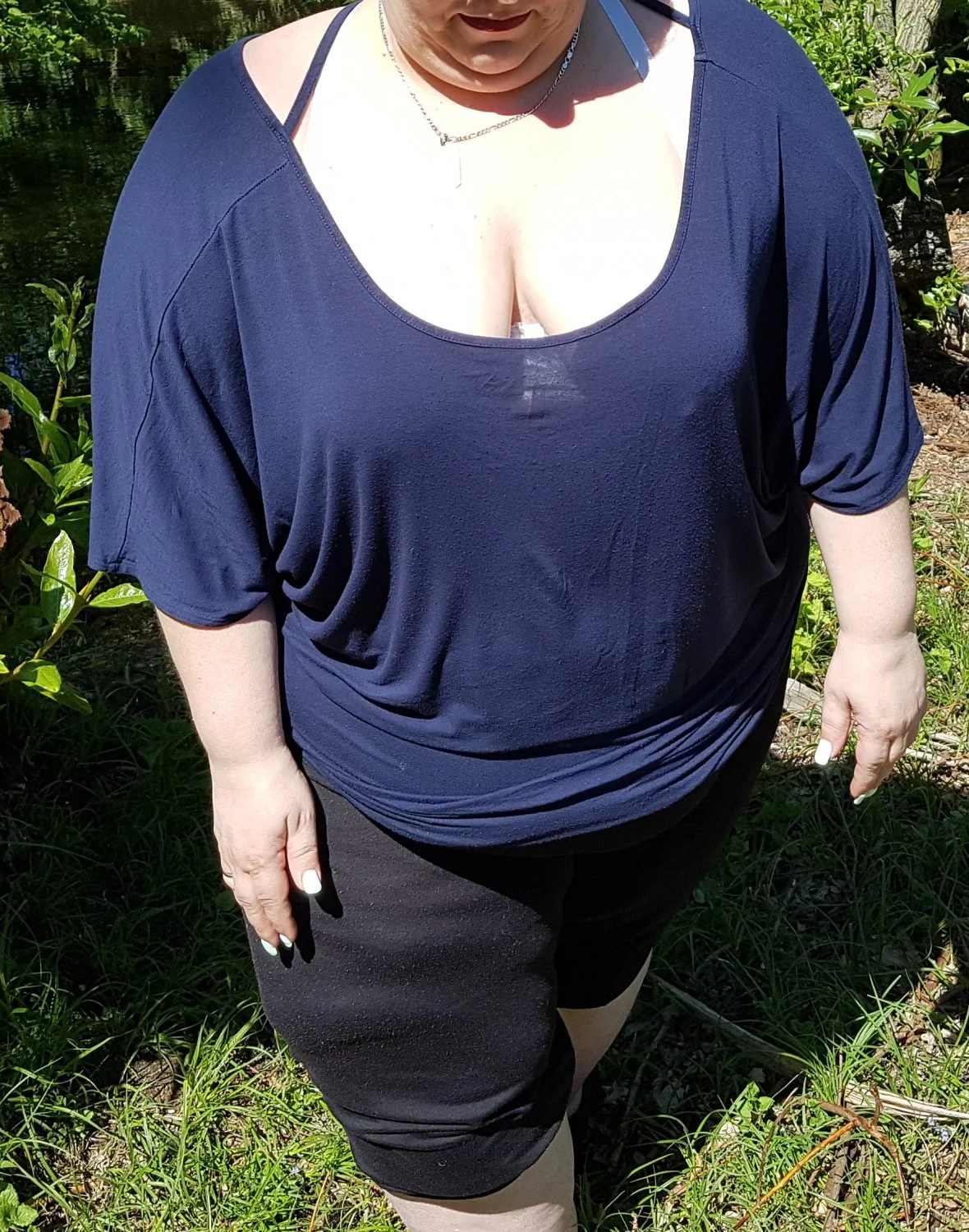 Schamlose deutsche SSBBW Fettsau flasht im Park image 7