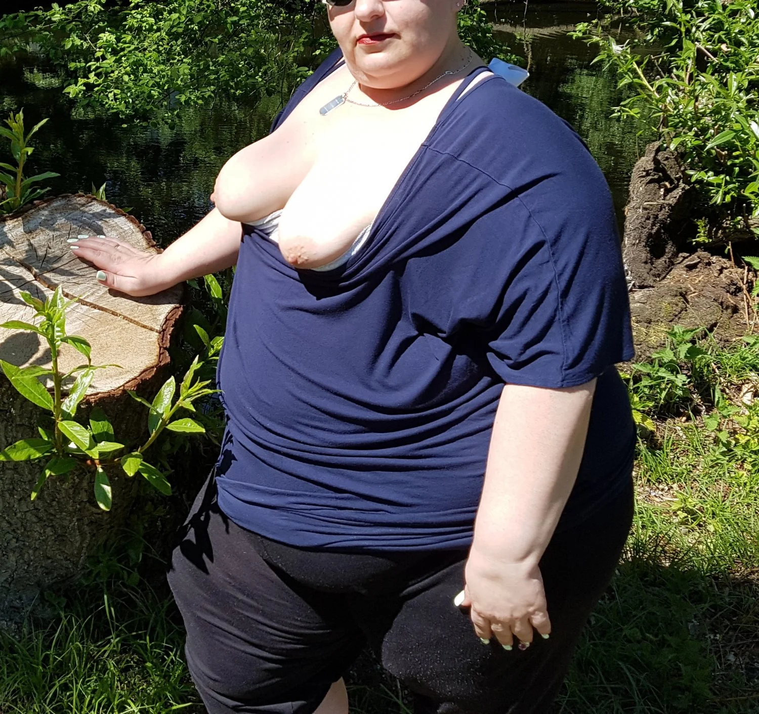Schamlose deutsche SSBBW Fettsau flasht im Park image 9
