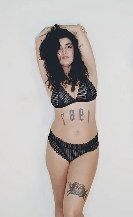 Tatuada de lingerie image 3