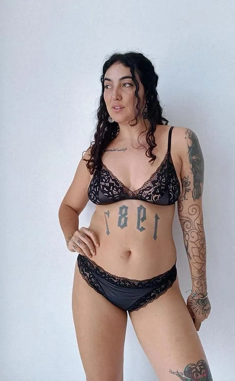 Tatuada de lingerie image 7