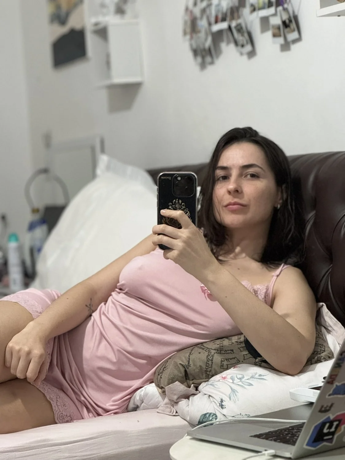 Casada de quatro se exibindo mostrando o cuzinho e a buceta rosinha image 13