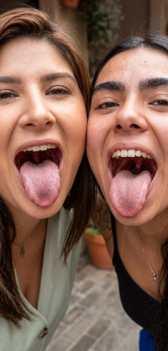 Marido corno quer ver a esposa junto com a amiguinha ...ser pega por um negro roludo image 10