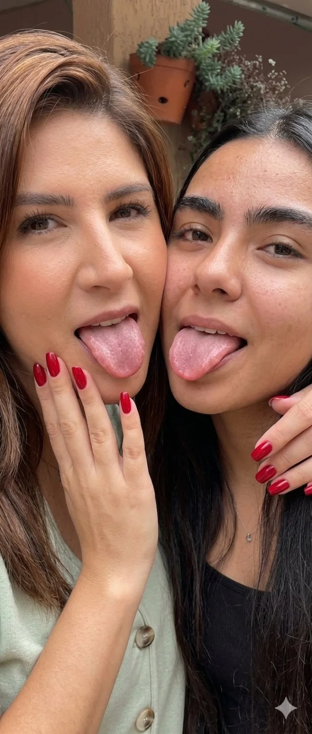 Marido corno quer ver a esposa junto com a amiguinha ...ser pega por um negro roludo image 13