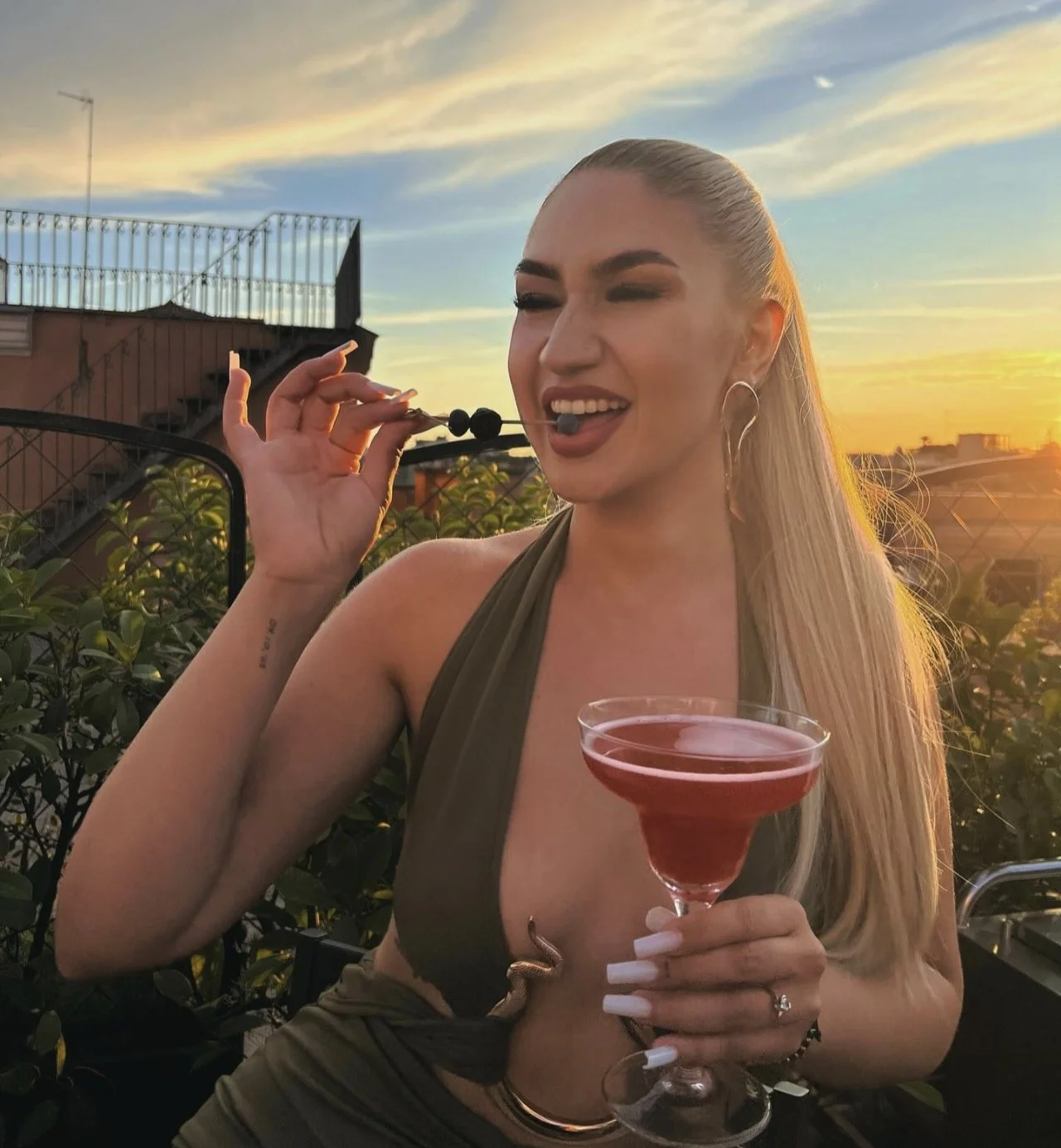 Thick Romanian blonde slut Dennisa image 3