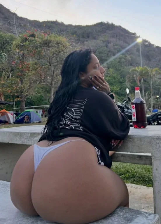 Morena rabuda se exibindo em público image 3