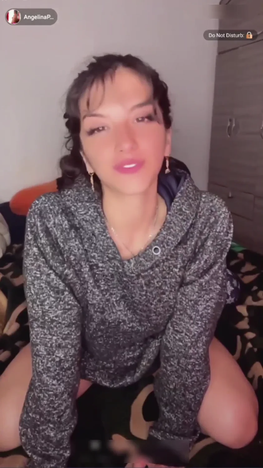 Angelina praga rides her boyfriend on Clapper image 4
