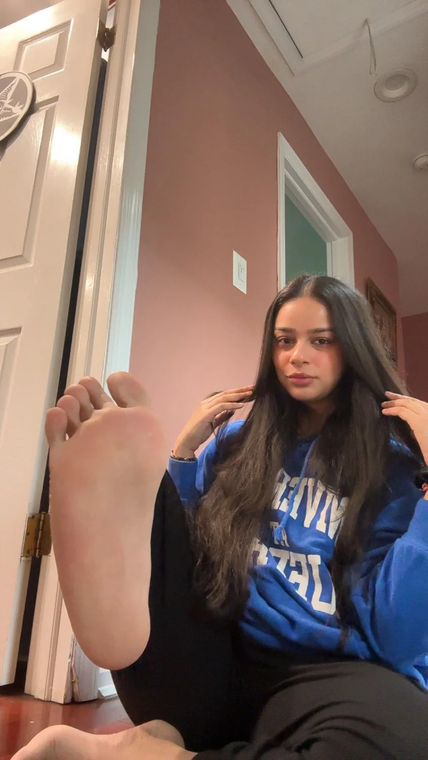 Teen foot slut exposed image 2