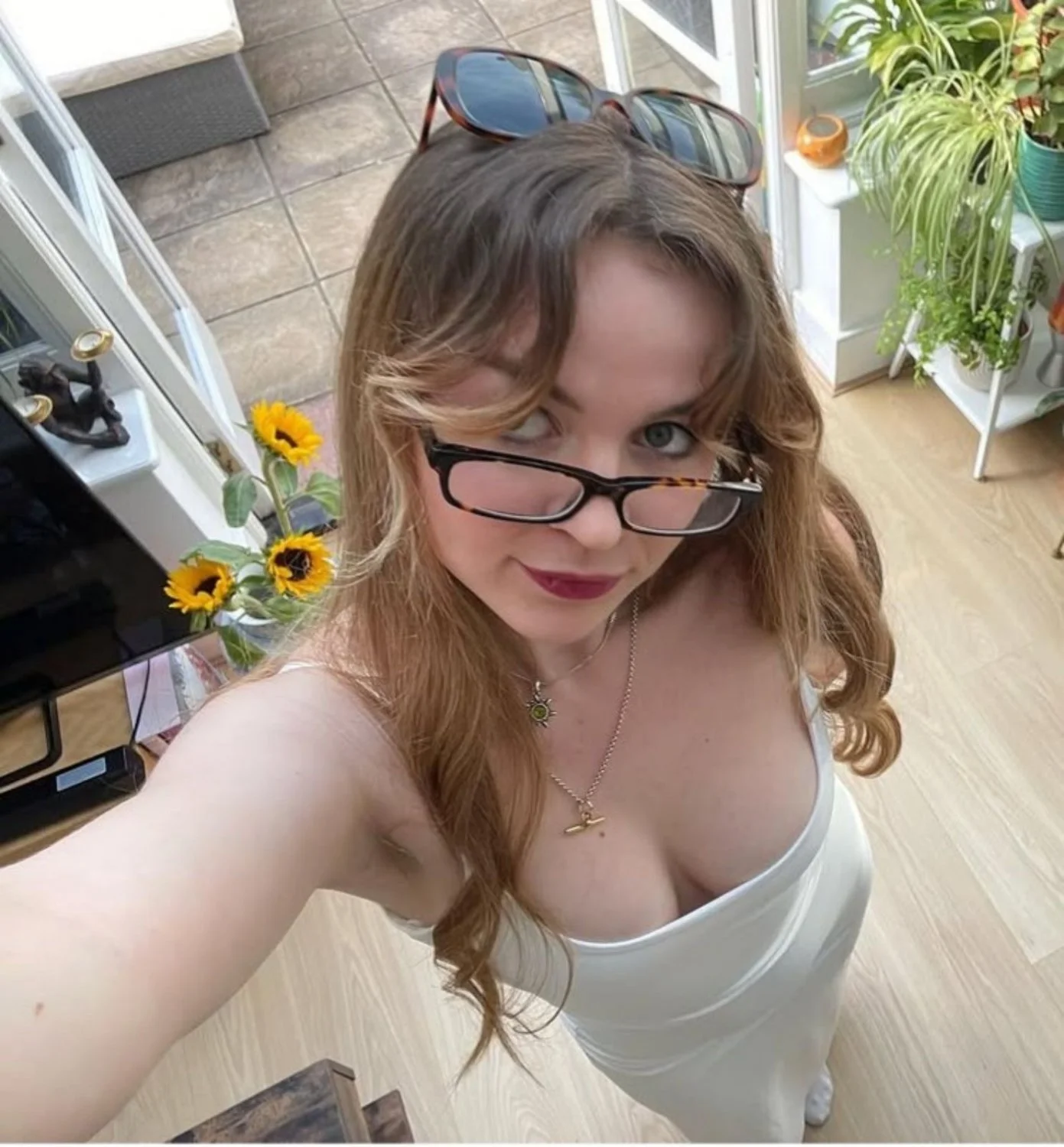 United Kingdom slut Claudia lost in IRL game image 10
