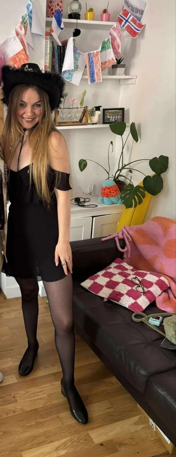 United Kingdom slut Claudia lost in IRL game image 11