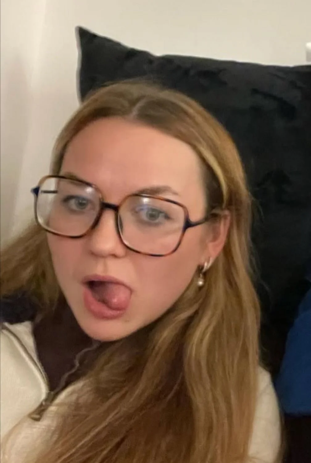 United Kingdom slut Claudia lost in IRL game image 18