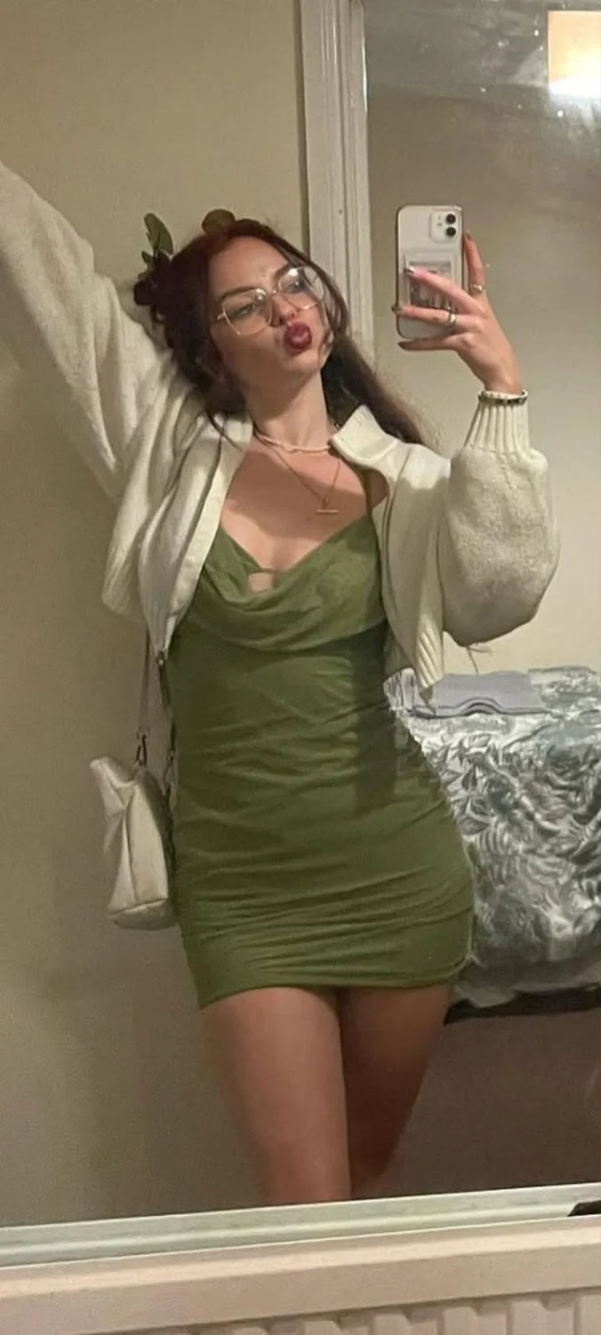 United Kingdom slut Claudia lost in IRL game image 4