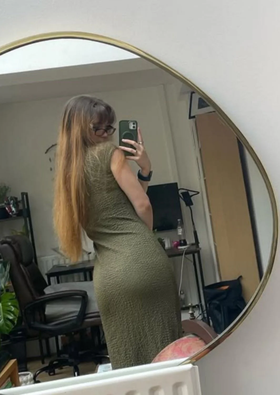 United Kingdom slut Claudia lost in IRL game image 5