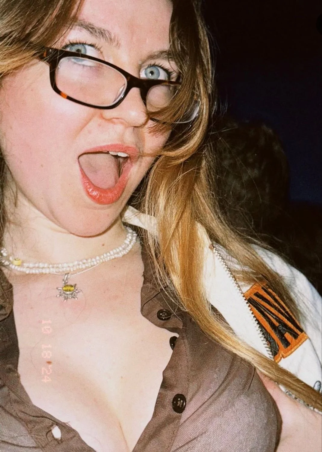 United Kingdom slut Claudia lost in IRL game image 8