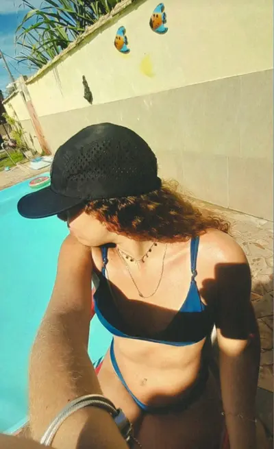 Amiga gostosa de seguidor que mandou vazar cover image