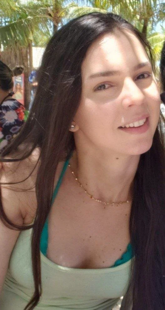 Magrinha recatada foi pega pagando peitinho image 3