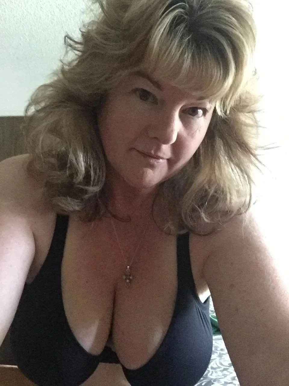 Mature thick white BBC loving slutwife image 2