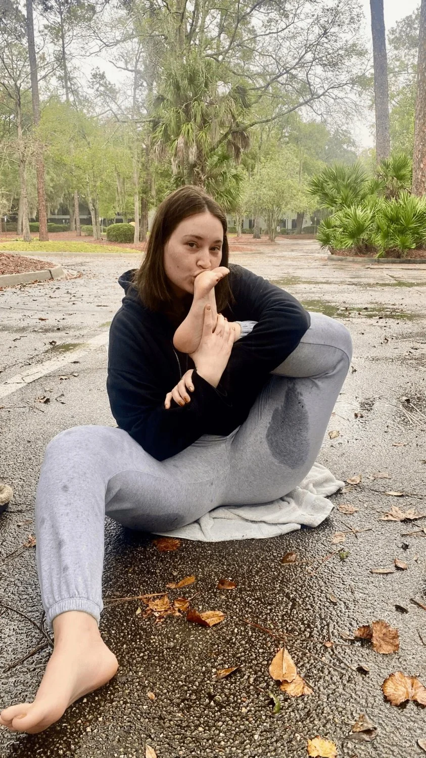 OG reddit slut always had me nutting to her soles and socks image 1