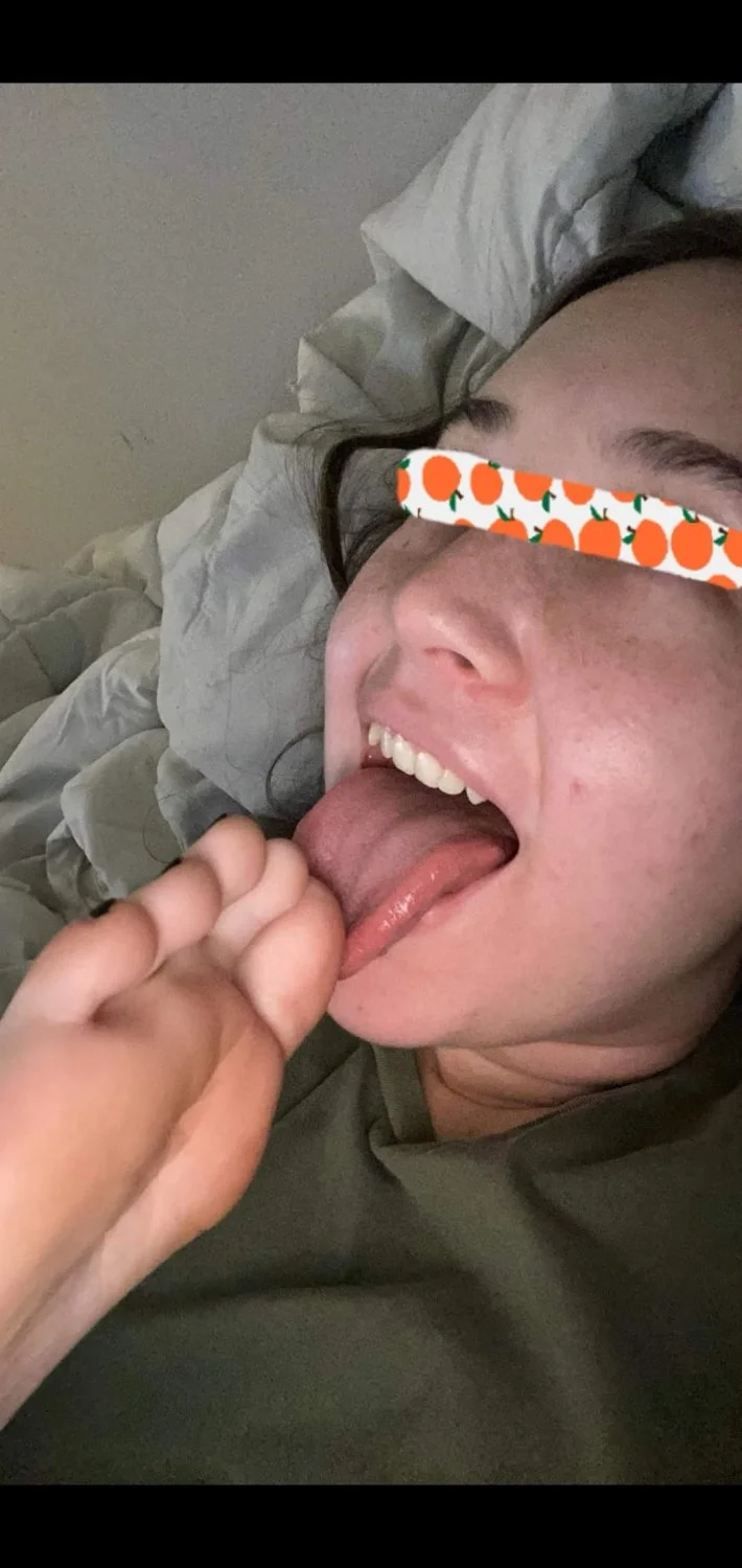 OG reddit slut always had me nutting to her soles and socks image 3