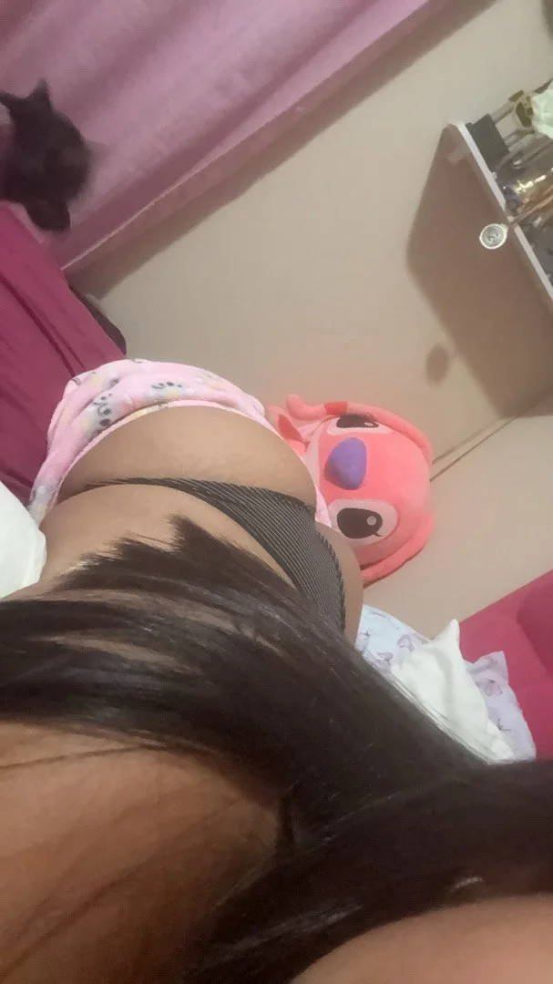 Perra sumisa se desnuda ya quiere comer verga image 2