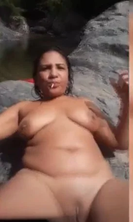 Perra sumisa se desnuda ya quiere comer verga image 4