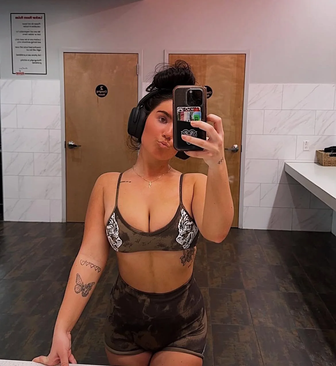 Gym slut Bella image 12