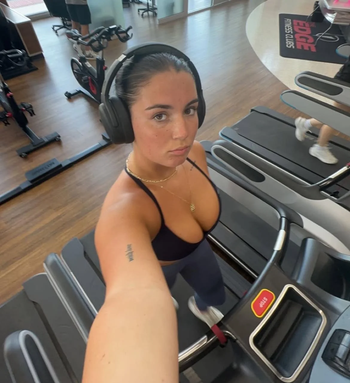 Gym slut Bella image 7
