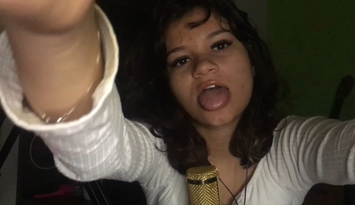 Vic asmr esperando porra na lingua image 17