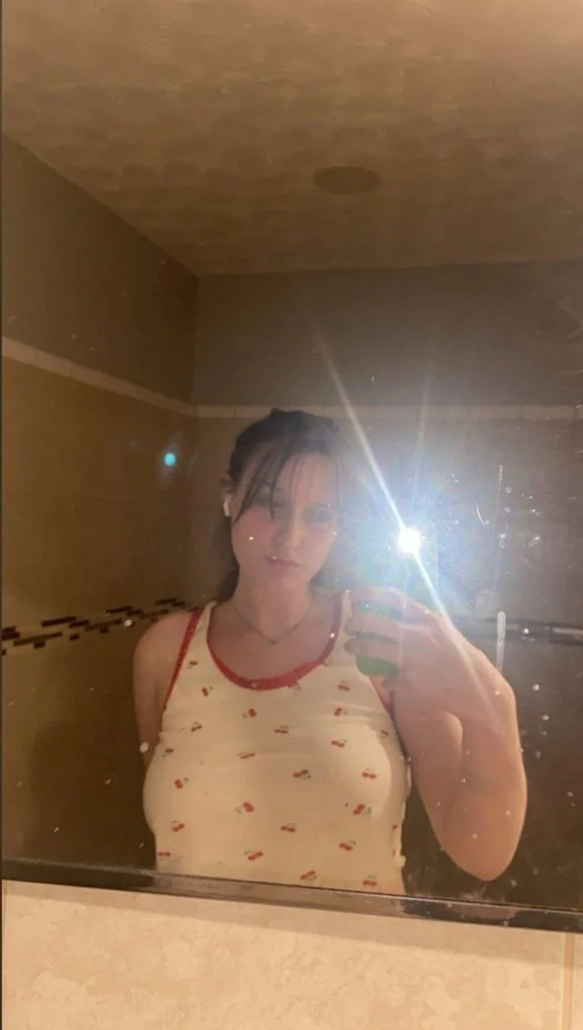 Smoking hot wife with massive fertile tits on display for all to see image 2