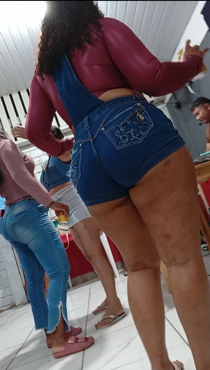 Voyeur da rabuda com shortinho socado image 1