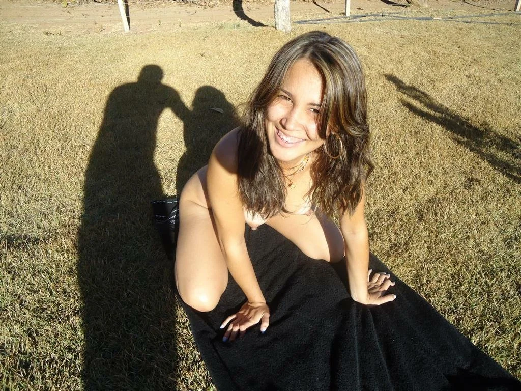 Novinha vazada transando igual cachorro no quintal image 6