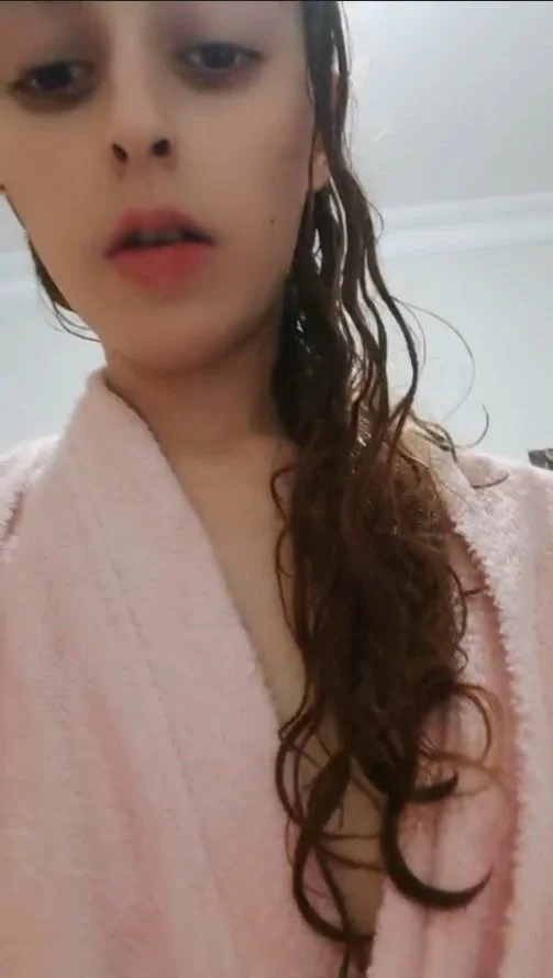 Novinha cacheada com shorts socado tomando banho. image 15