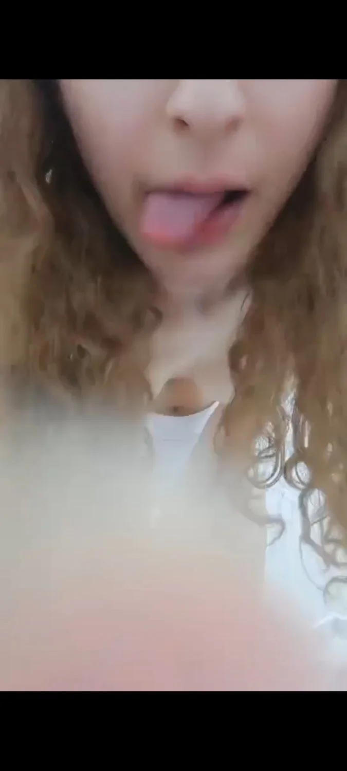 Novinha cacheada com shorts socado tomando banho. image 9