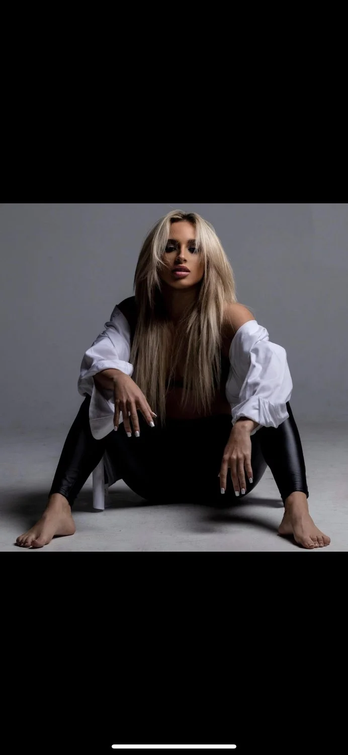 Tight fit blonde for gooning image 3