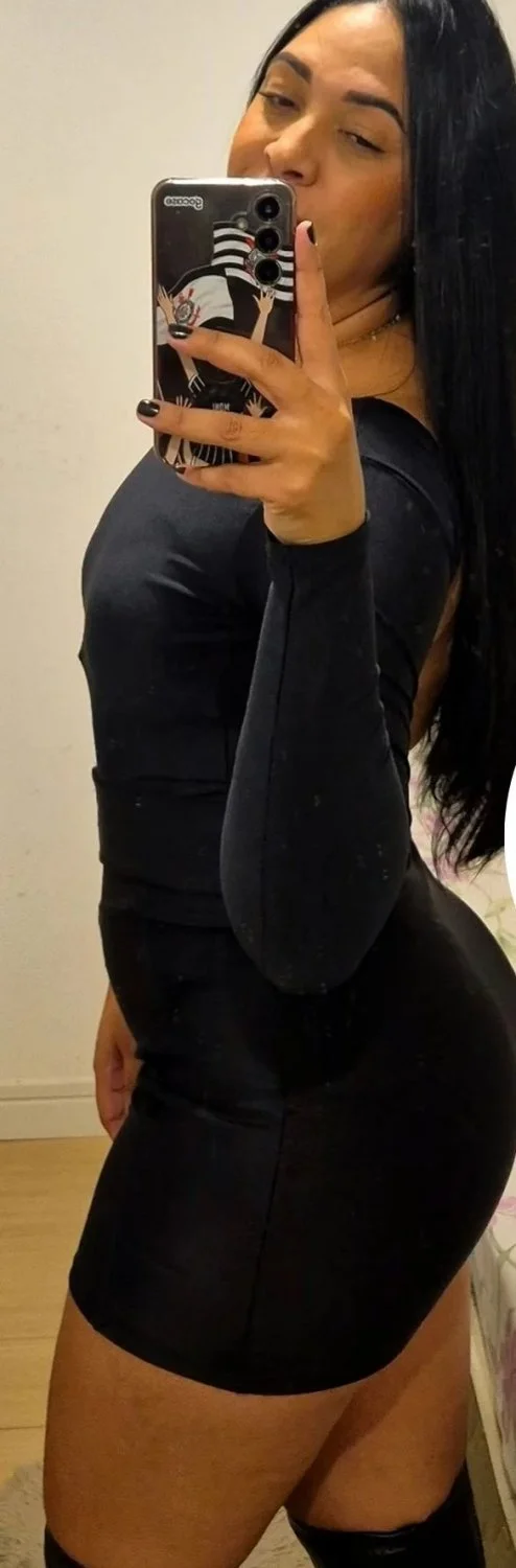 Puta me enviou essas fotos ela e mais gostosa de short ou vestido main image