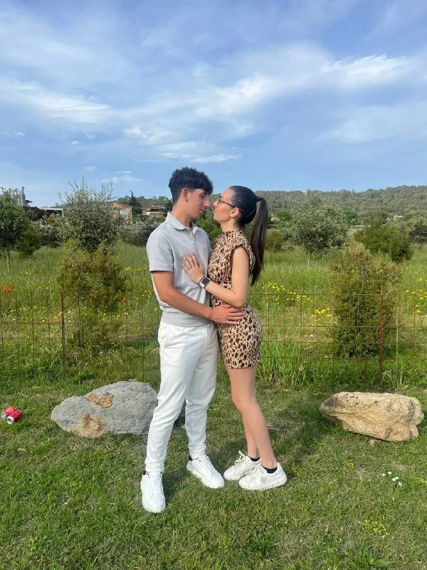 Namorada novinha vazada dando de 4 pro magrelo main image