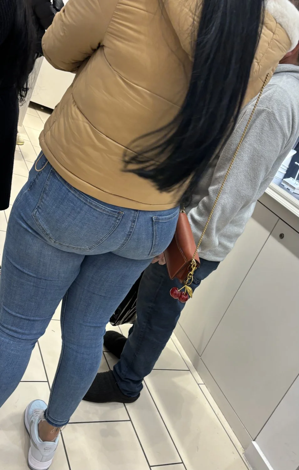 MILF booty in jeans main image
