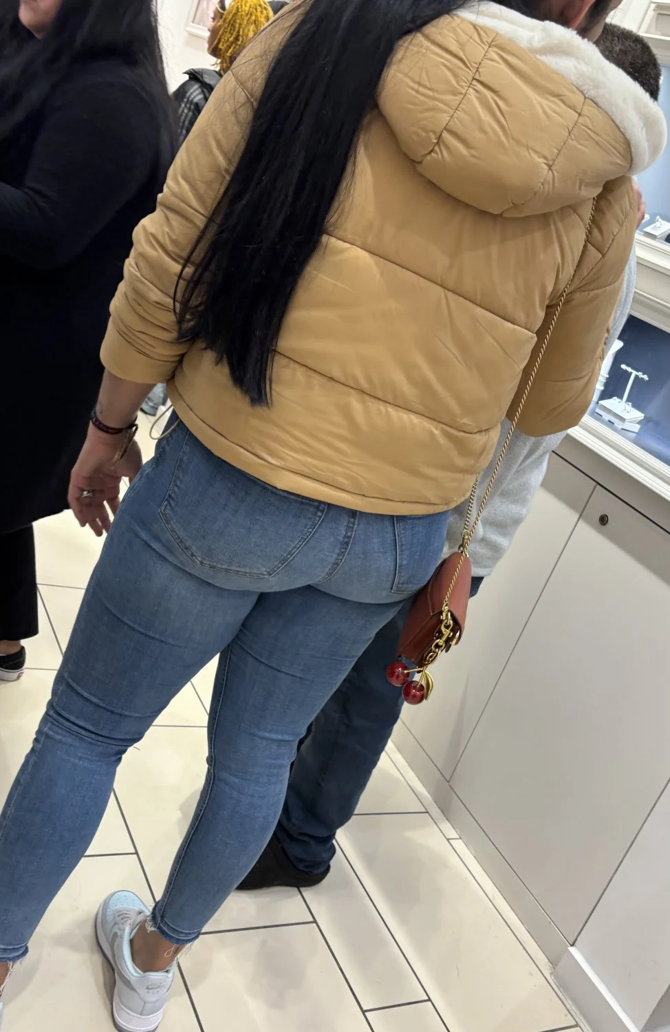 MILF booty in jeans image 3