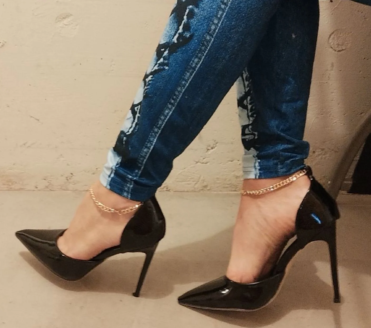 Sexy skinny Feet in black High Heels 🦶🏻👠 😍 image 2