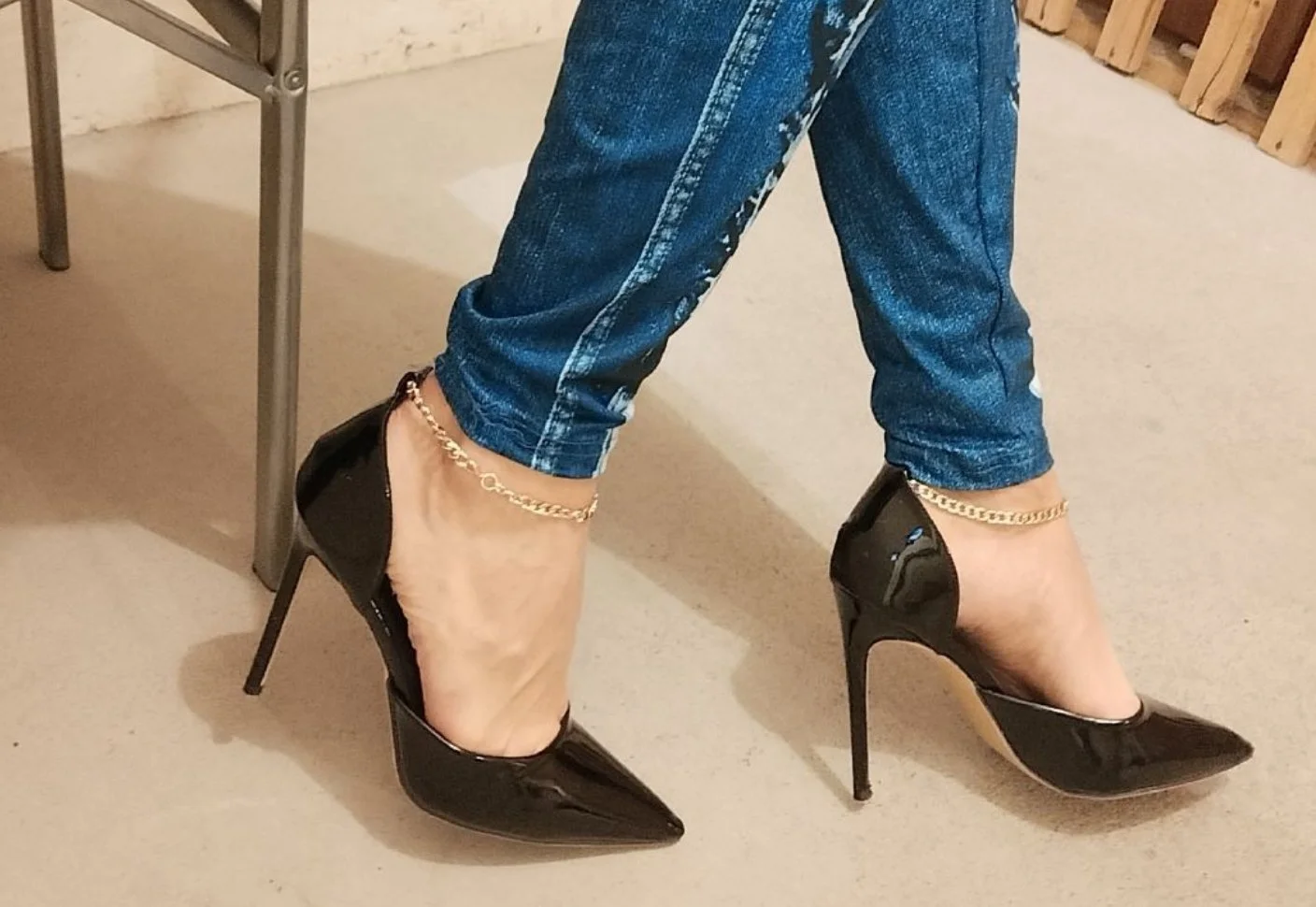 Sexy skinny Feet in black High Heels 🦶🏻👠 😍 image 3