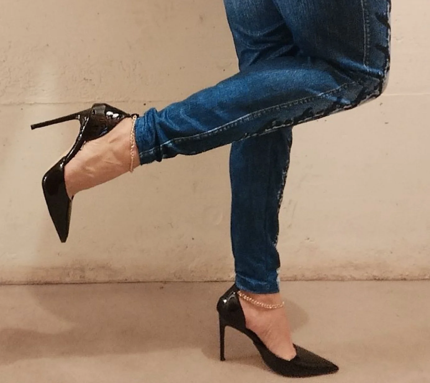 Sexy skinny Feet in black High Heels 🦶🏻👠 😍 image 4