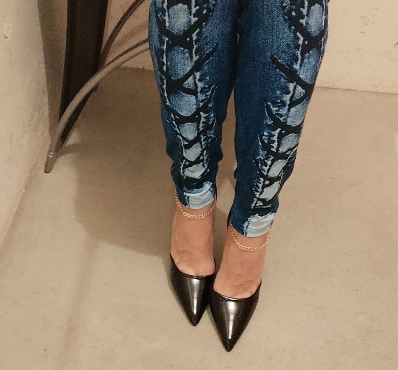Sexy skinny Feet in black High Heels 🦶🏻👠 😍 image 5