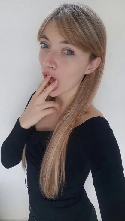 Trolita Argentina rubia tierna hermosa flaca sexy con mini tetas nudes image 3