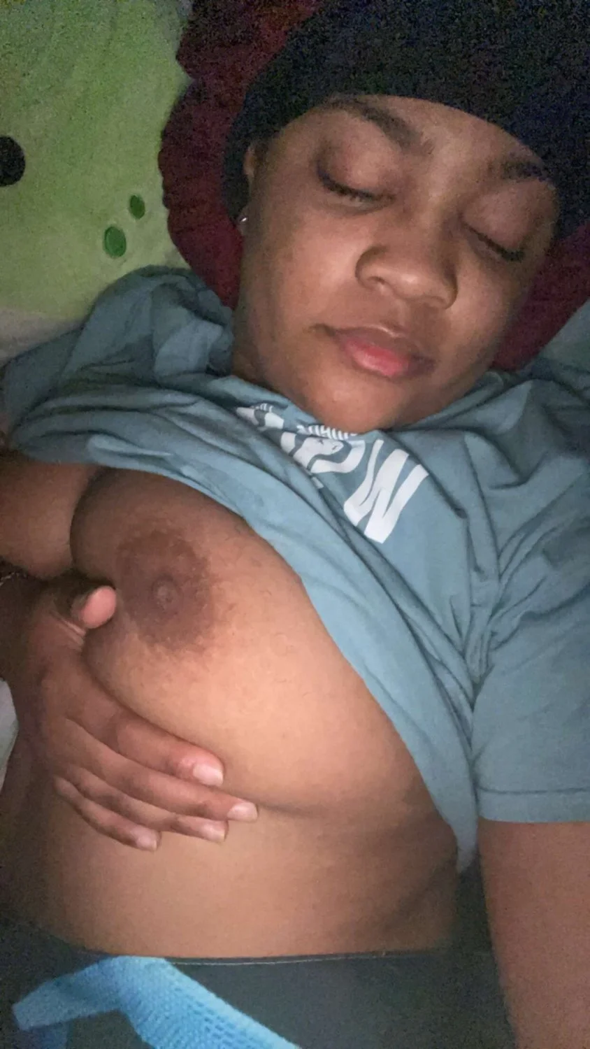 Asia the black slut loves showing her whole body to strangers online image 6