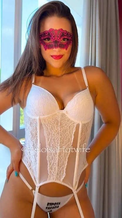 Essa hotwife agora que tirou a máscara, esta muito mais linda image 48