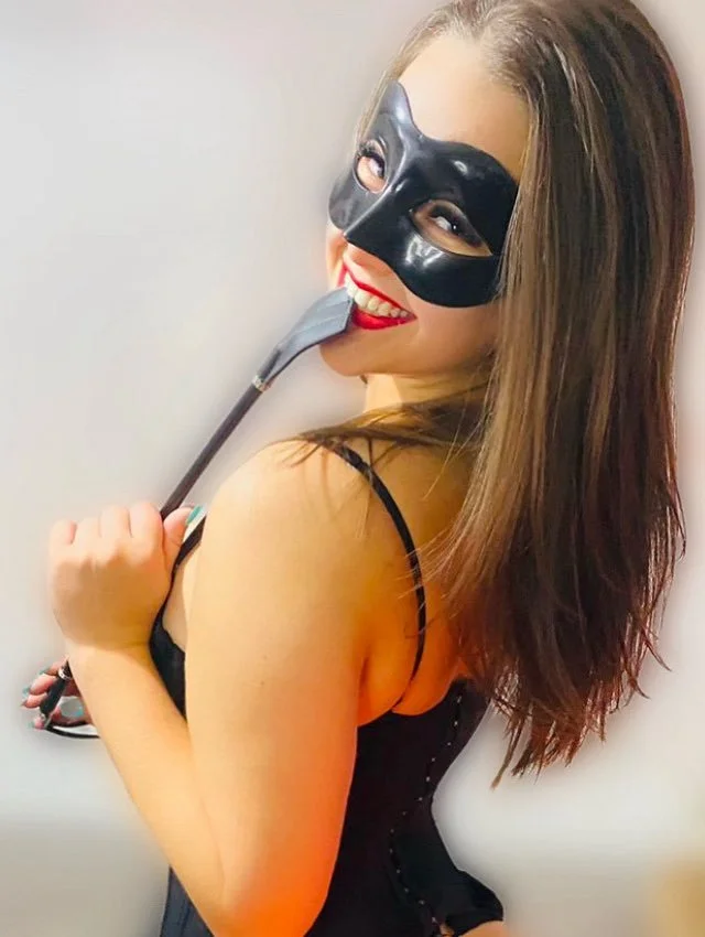 Essa hotwife agora que tirou a máscara, esta muito mais linda image 5